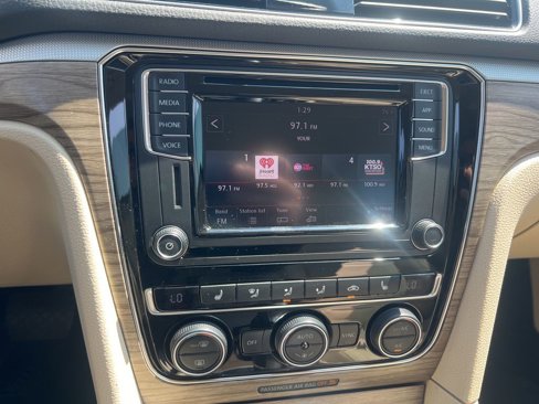 Used 2018 Volkswagen Passat 2.0T SE image 12