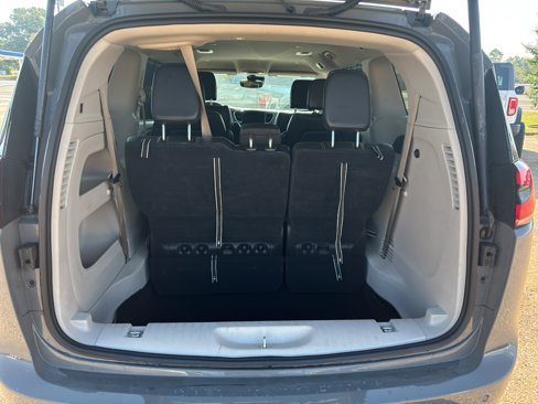 Used 2023 Chrysler Pacifica Touring-L image 13