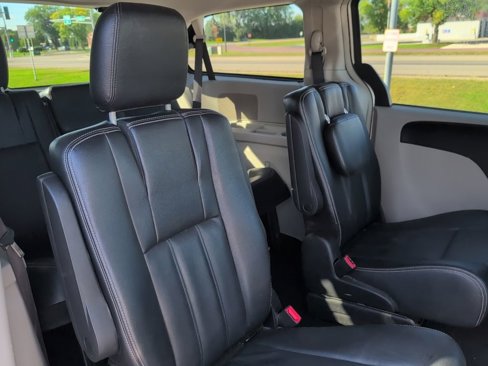Used 2015 Chrysler Town & Country Touring image 31