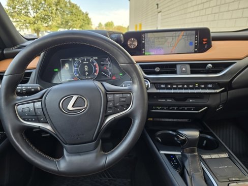 Used 2020 Lexus UX 250h w/ Luxury Package image 16