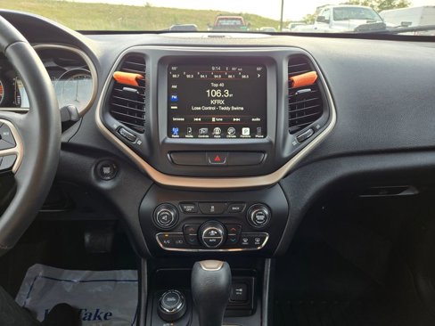 Used 2017 Jeep Cherokee Latitude w/ Comfort/Convenience Group image 19