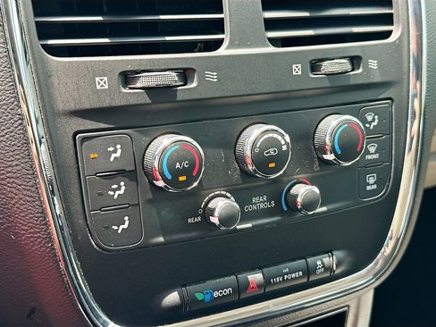 Used 2018 Dodge Grand Caravan SE w/ UConnect Hands-Free Group image 16