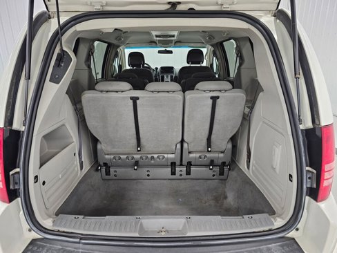 Used 2010 Chrysler Town & Country Touring image 6