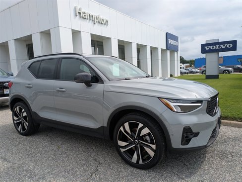 Certified 2025 Volvo XC40 B5 Plus image 2