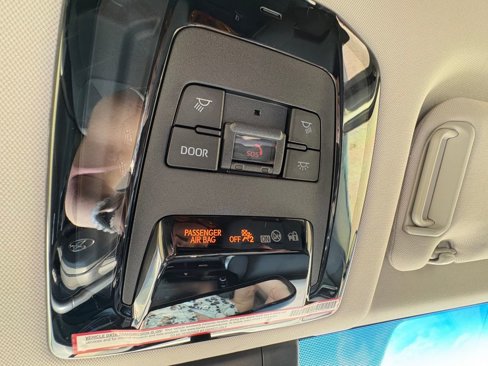 Used 2021 Toyota Venza LE w/ Carpet Mat Package (TMS) image 36