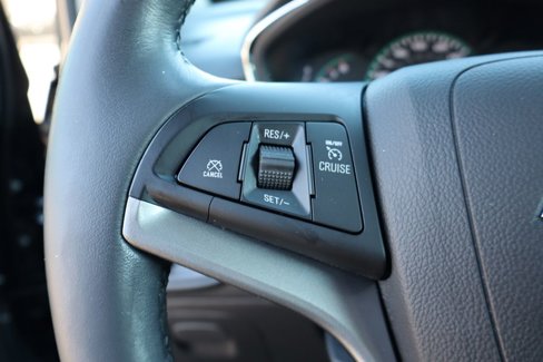 Used 2022 Chevrolet Trax LT w/ LT Convenience Package image 11