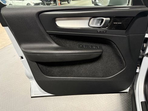 Used 2020 Volvo XC40 T5 Momentum w/ Premium Package image 8