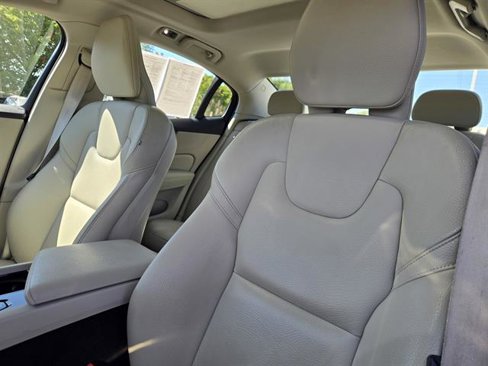 Used 2022 Volvo S60 B5 Momentum image 16