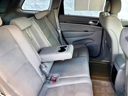 Used 2011 Jeep Grand Cherokee Laredo image 32