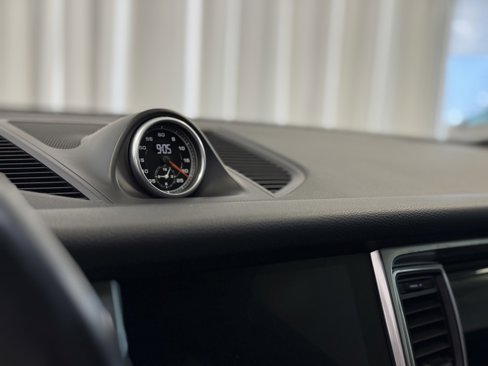 Certified 2018 Porsche Macan Sport Edition image 37
