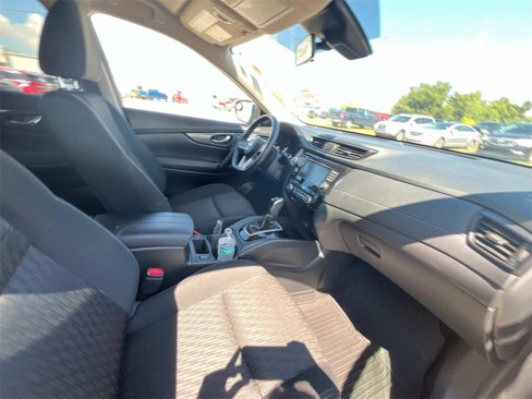 Used 2019 Nissan Rogue SV image 18