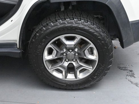 Used 2019 Jeep Cherokee Trailhawk image 30