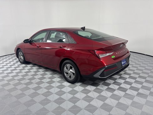 Used 2024 Hyundai Elantra SE image 3