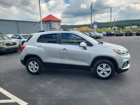 Used 2020 Chevrolet Trax LT w/ LT Convenience Package image 6