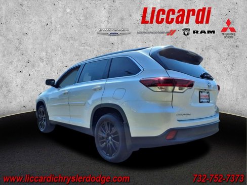 Used 2019 Toyota Highlander SE image 3