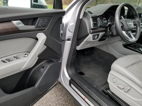 Used 2022 Audi Q5 2.0T Premium w/ Convenience Package image 9