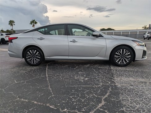Used 2023 Nissan Altima 2.5 SV image 3