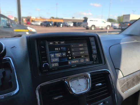Used 2015 Chrysler Town & Country Touring image 21