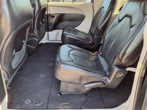 Used 2019 Chrysler Pacifica Touring-L image 18