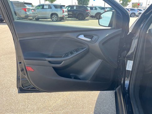Used 2016 Ford Focus SE w/ SE Power Seat Package image 12