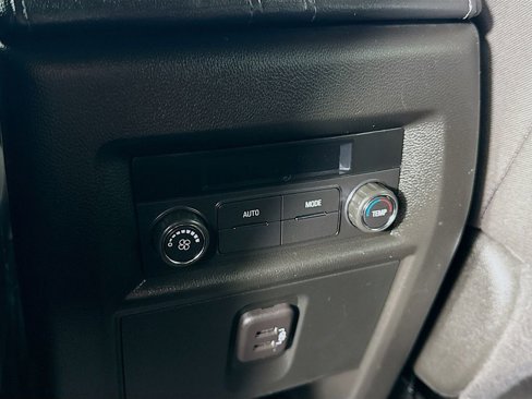 Used 2023 Chevrolet Traverse LT image 23