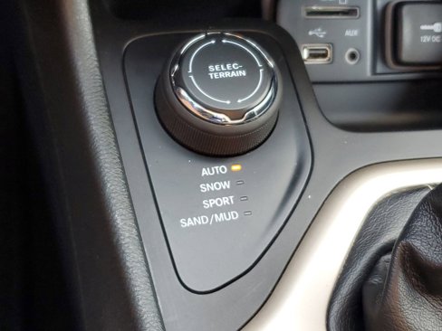 Used 2015 Jeep Cherokee Latitude w/ Cold Weather Group image 26