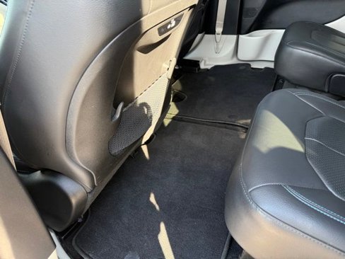 Used 2021 Chrysler Pacifica Touring-L image 27