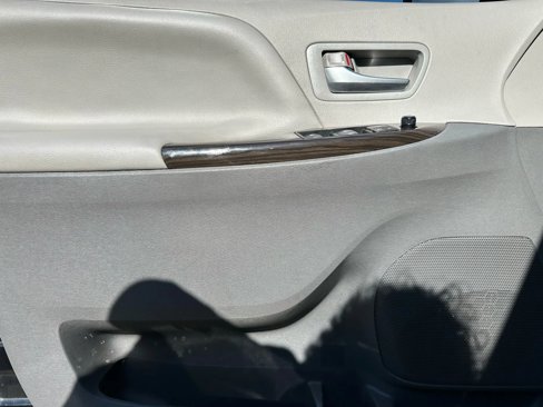 Used 2016 Toyota Sienna XLE image 7