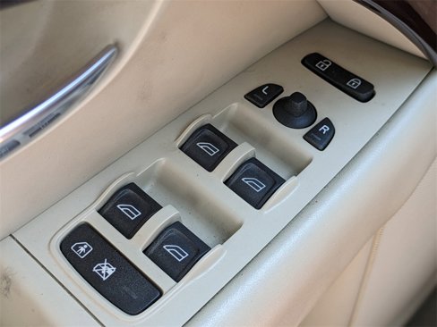 Used 2008 Volvo V70 image 22