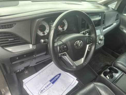 Used 2016 Toyota Sienna SE Premium image 10