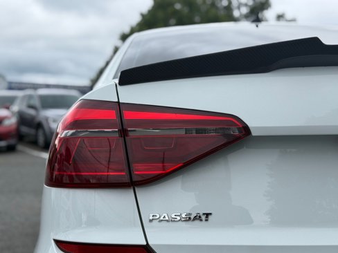 Used 2018 Volkswagen Passat 2.0T R-Line image 9