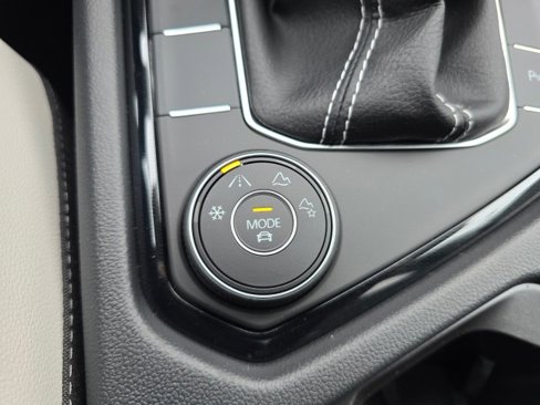 New 2025 Volkswagen Taos SE image 31