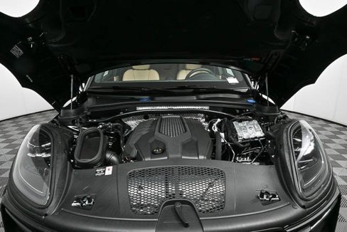 Certified 2025 Porsche Macan image 30