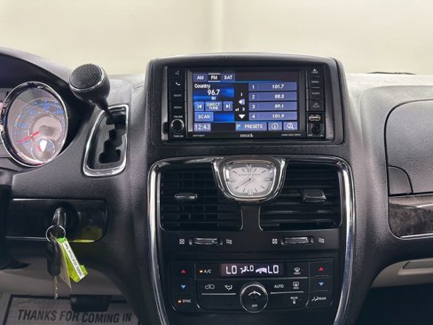 Used 2016 Chrysler Town & Country Touring image 38