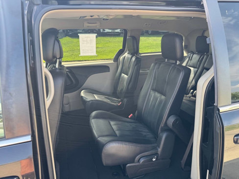 Used 2014 Chrysler Town & Country Touring image 12