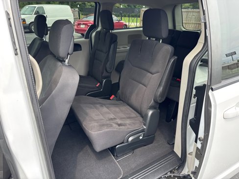 Used 2018 Dodge Grand Caravan SE w/ UConnect Hands-Free Group image 9