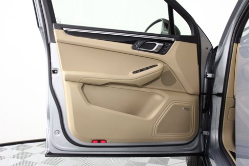 Certified 2025 Porsche Macan Turbo image 20