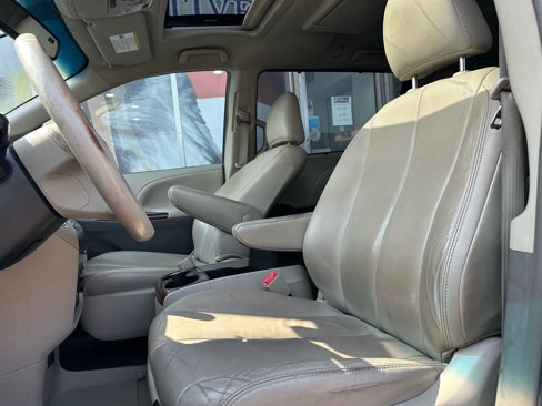 Used 2013 Toyota Sienna XLE image 10