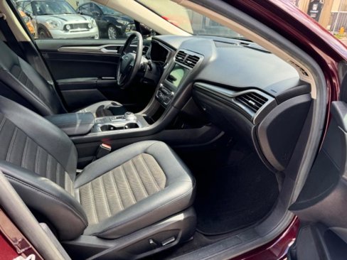 Used 2017 Ford Fusion SE w/ Equipment Group 201A image 16