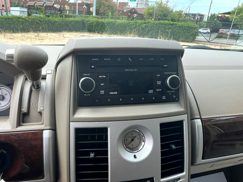 Used 2010 Chrysler Town & Country Touring image 31