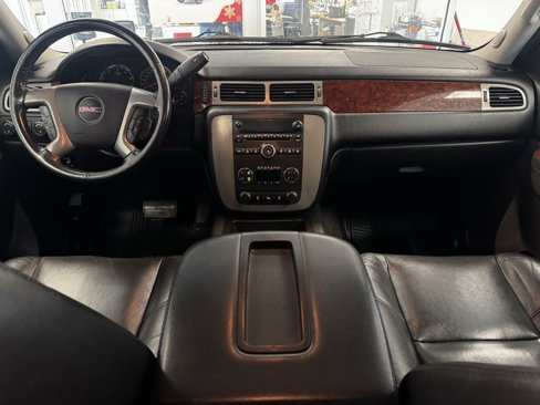 Used 2014 GMC Yukon SLT w/ SLT Chrome Package image 5