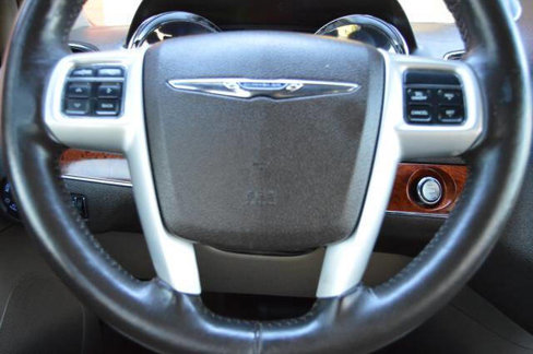 Used 2016 Chrysler Town & Country Touring-L image 20