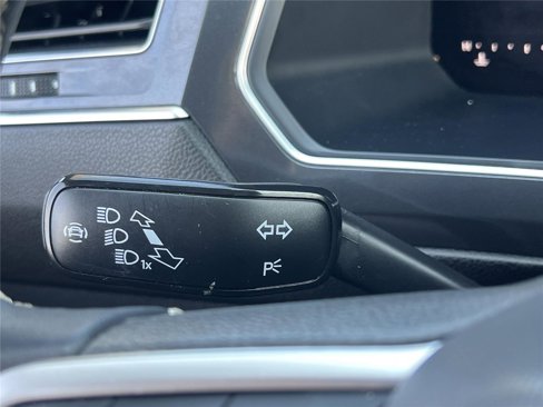 Used 2022 Volkswagen Tiguan SE w/ Panoramic Sunroof Package image 11