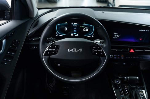 Used 2023 Kia Niro SX image 12