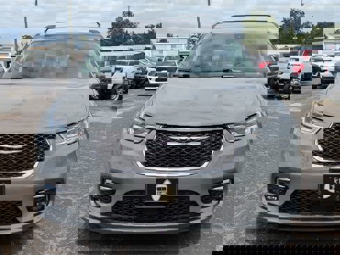 Used 2022 Chrysler Pacifica Touring-L image 9
