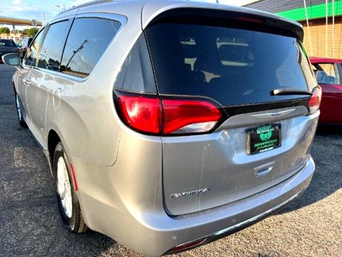 Used 2019 Chrysler Pacifica Touring-L image 24