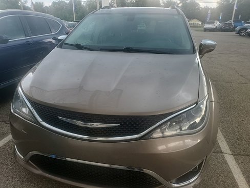 Used 2018 Chrysler Pacifica Limited image 4