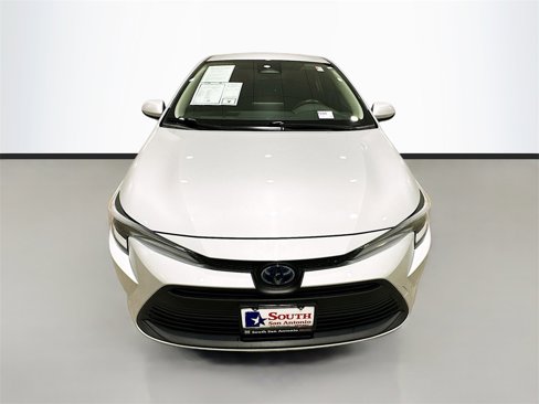 Used 2023 Toyota Corolla LE image 2