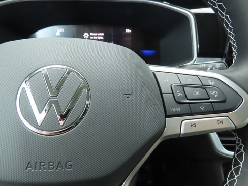 Certified 2025 Volkswagen Taos SE image 13