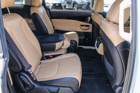 Used 2024 Kia Carnival EX image 21